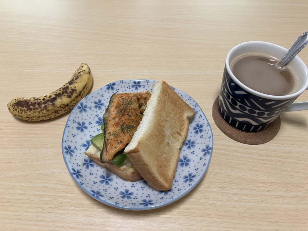 アボカドと塩鮭のサンド、スパイシー味